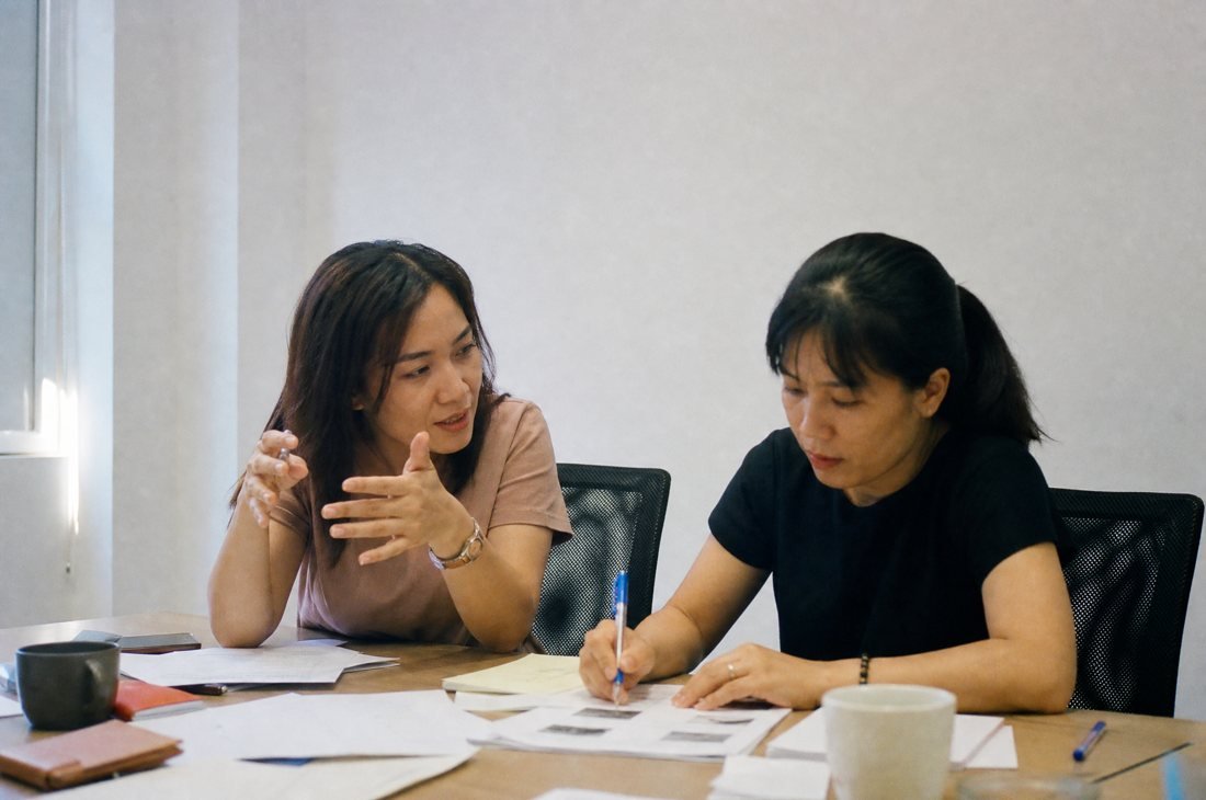 Tư vấn: hai người trao đổi nhu cầu tuyển dụng bên bàn làm việc